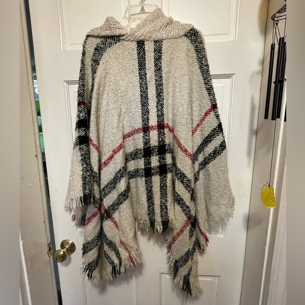Hooded, patterned shawl
